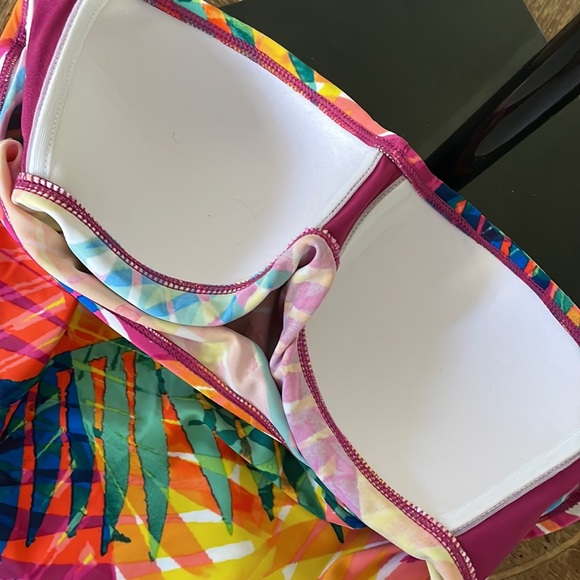 2 pc bikini set. Nearly new superior condition. - Picture 4 of 7